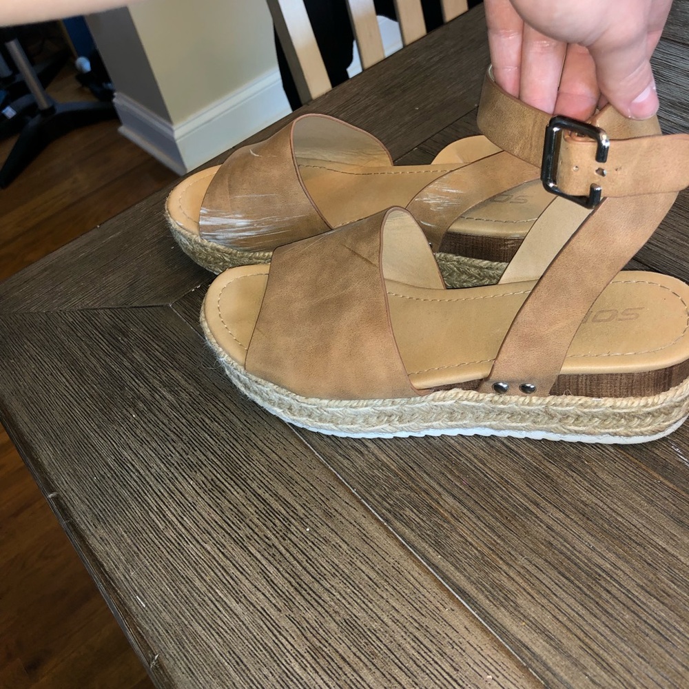 Stylish platforms - Picture 2 of 4